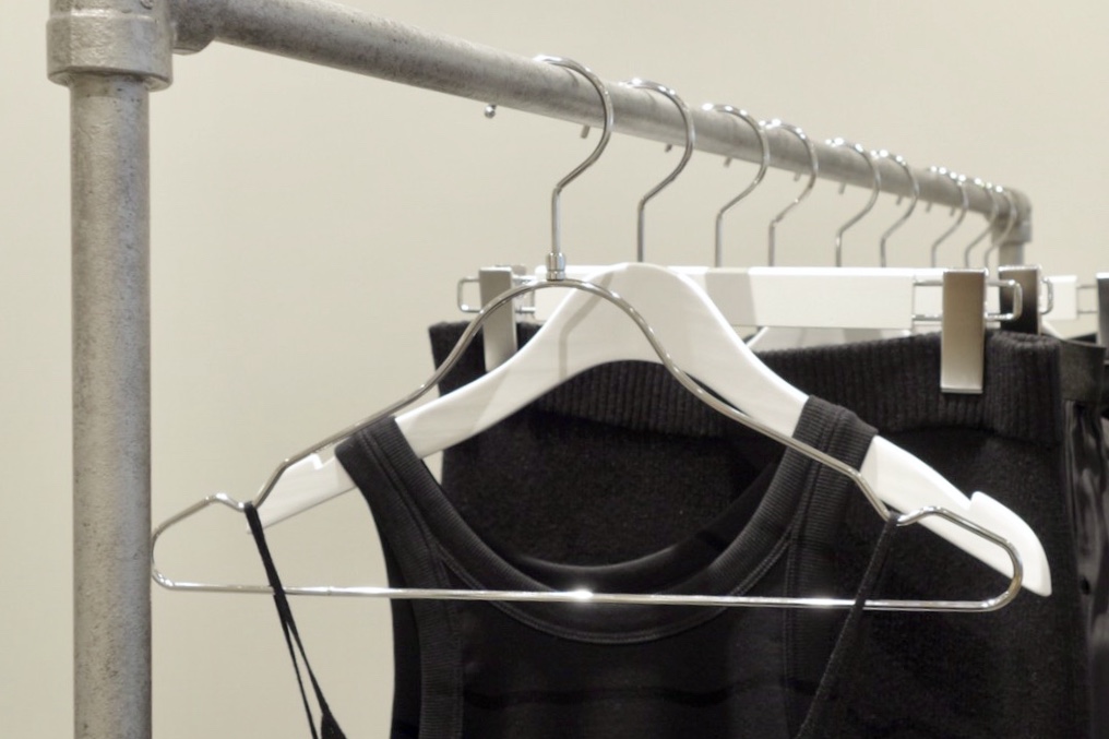 【オリジナルハンガー制作】AP STUDIO（エーピーストゥディオ）NEWoMan横浜店 様のご紹介