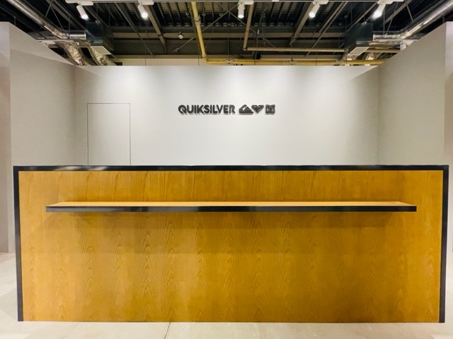 【オリジナルPOPスタンド製作・マネキン納品】 クイックシルバーファクトリーアウトレットストア ふかや花園店様のご紹介