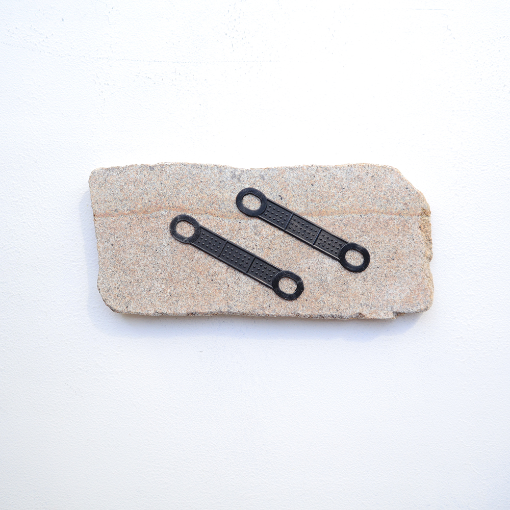 【ストック商品】すべり止め＜シリコン二つ穴黒＞