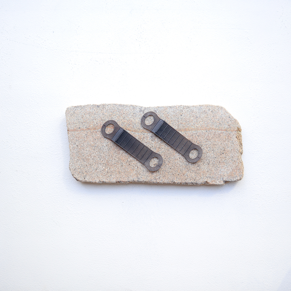 【ストック商品】すべり止め＜シリコン二つ穴黒　山型＞