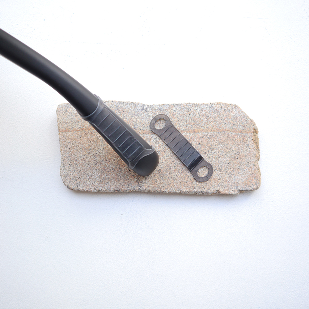 【ストック商品】すべり止め＜シリコン二つ穴黒　山型＞