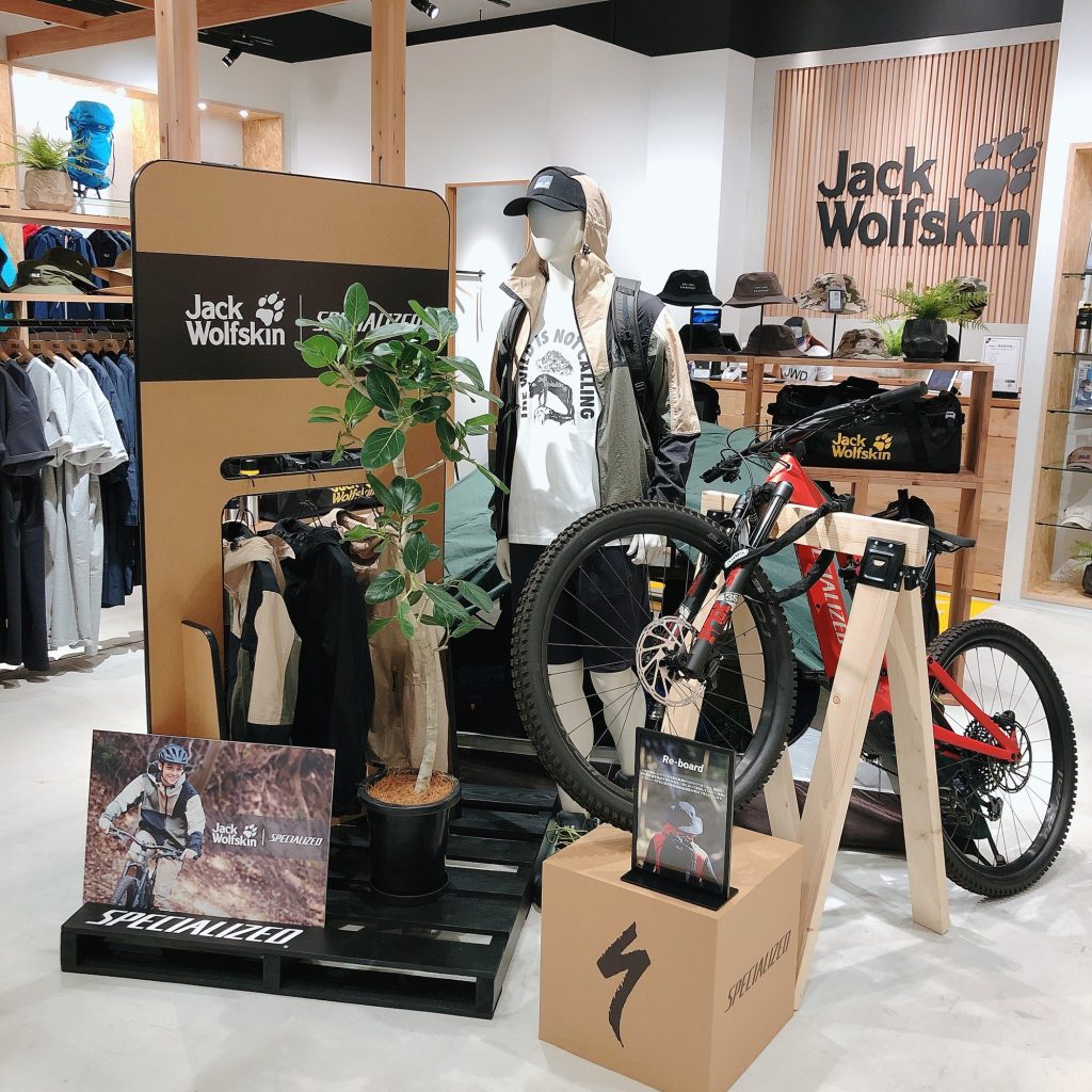 【オリジナルディスプレイ什器製作】ジャック・ウルフスキン　MARK IS みなとみらい店様のご紹介
