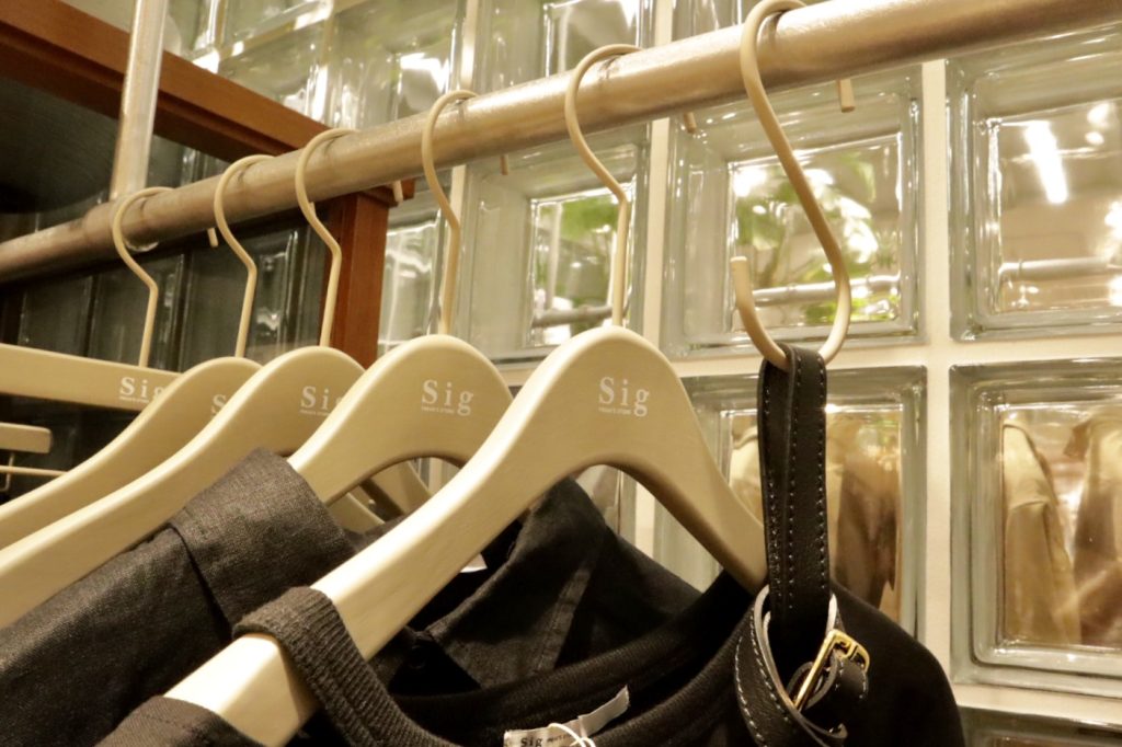 【オリジナルハンガー制作】Sig FREAK’S STORE（シグフリークスストア）　新宿店 様のご紹介