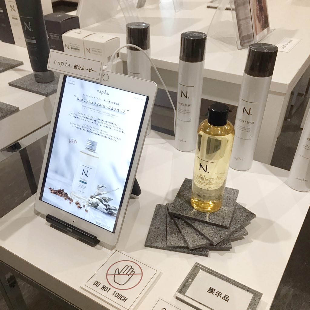 【展示ディスプレイ什器】 　文化服装学院様のご紹介